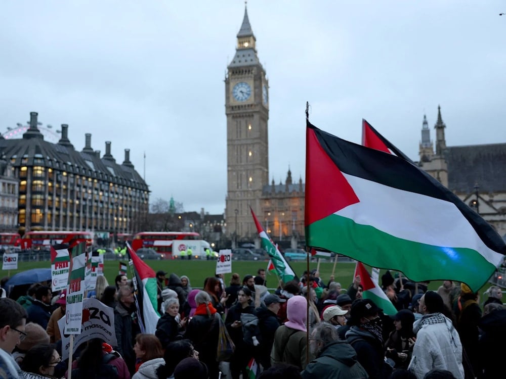 متظاهرون يرفعون العلم الفلسطيني في لندن (وكالات)