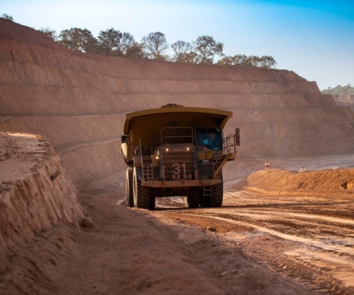 شاحنة تعمل في أحد مناجم التعدين
