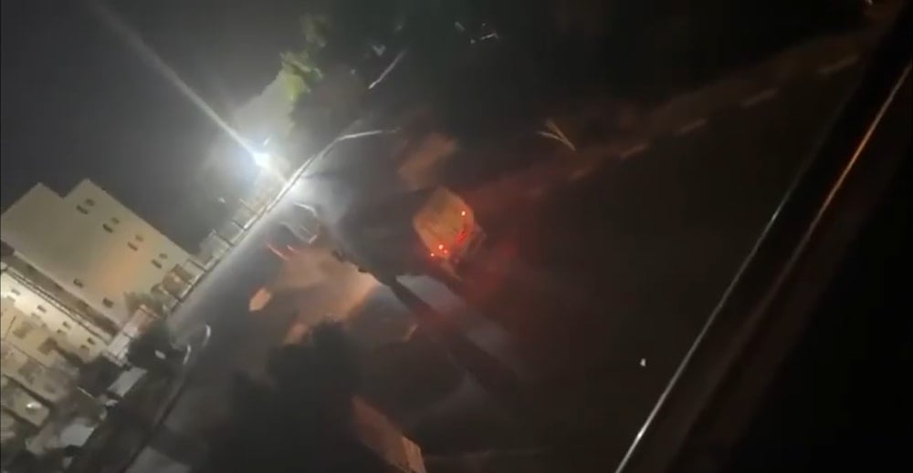 لحظة اقتحام القوات الإسرائيلية إحدى مدن الضفة الغربية أمس (مواقع فلسطينية)