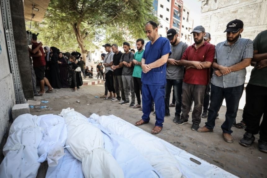 فلسطينيون يؤدون صلاة الجنازة على جثامين شهداء في غزة (أرشيف)