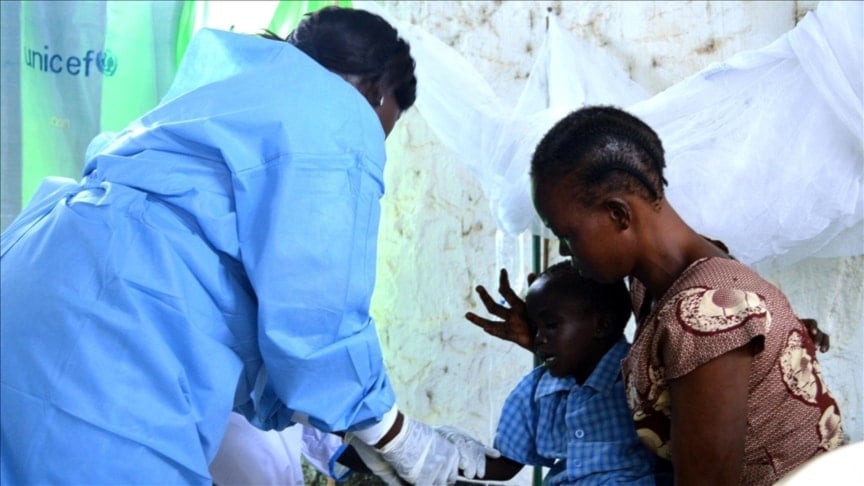 امرأة في جنوب السودان تتلقى مع طفلها العلاج ضد الكوليرا في جوبا 2014