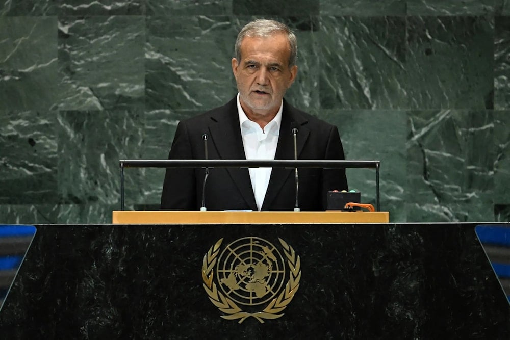 الرئيس الإيراني مسعود بزشكيان خلال القاء كلمته أمام الجمعية العامة للأمم المتحدة (فرانس برس)