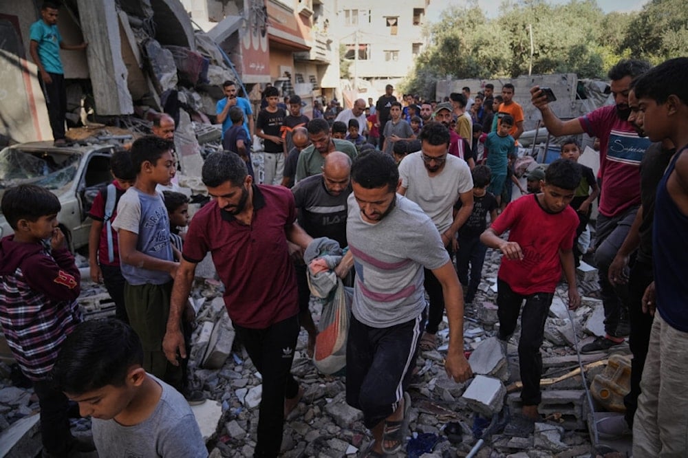 فلسطينيون يحملون جثمان الطفل حسن نصر (12 عاماً) من تحت أنقاض منزل أقاربه في الزوايدة، 25 أيلول/سبتمبر 2025 (أسوشيتد برس)