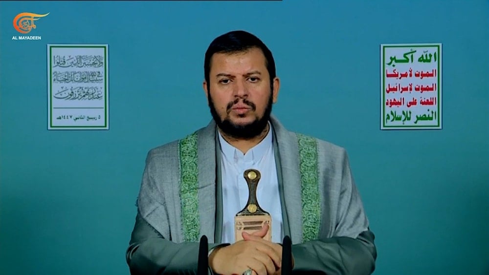 قائد حركة أنصار الله، السيد عبد الملك الحوثي، خلال إلقائه كلمةً لمناسبة الذكرى الأولى لاستشهاد السيد حسن نصر الله