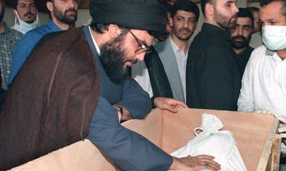 السيد نصر الله وجثمان ابنه هادي