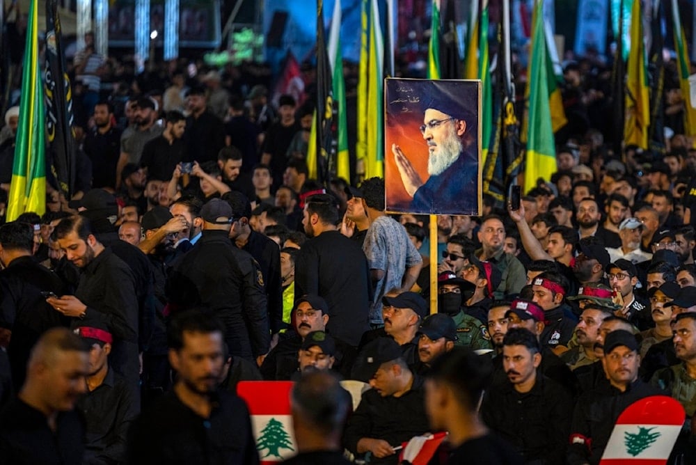 من إحياء العراقيين ذكرى شهادة السيد نصر الله، في ساحة التحرير في العاصمة بغداد، في الـ26 من أيلول/سبتمبر 2025 (أ ف ب)