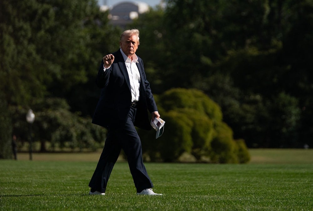 الرئيس الأميركي دونالد ترامب يتوجه إلى المكتب البيضاوي في البيت الأبيض لدى عودته من حضور بطولة كأس 