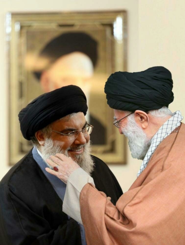 السيد نصر الله وقائد الثورة والجمهورية الإسلامية في إيران، السيد علي خامنئي