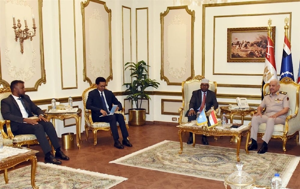 وزير الدفاع والإنتاج الحربي المصري عبد المجيد صقر ووزير الدفاع الصومالي أحمد معلم فقي