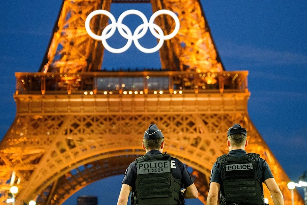رجال أمن فرنسيون أمام برج إيفيل خلال أولمبياد باريس 2024 (وكالات)