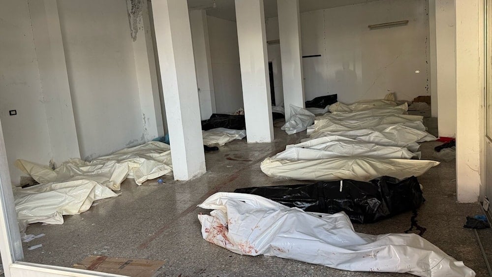 في وسط مدينة بانياس السورية، حول عمال الطوارئ في أوائل آذار/مارس متجر أثاث منهوب إلى مشرحة مؤقتة، حيث امتلأت أكياس الجثث بالقتلى.