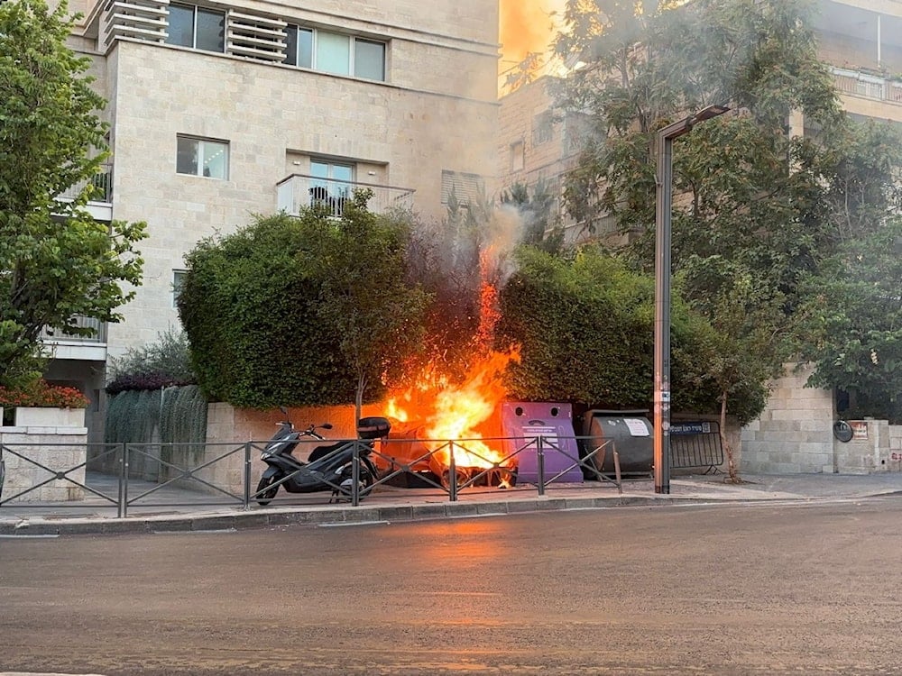 متظاهرون يشعلون النار حول منزل نتنياهو للمطالبة بوقف الحرب على غزة