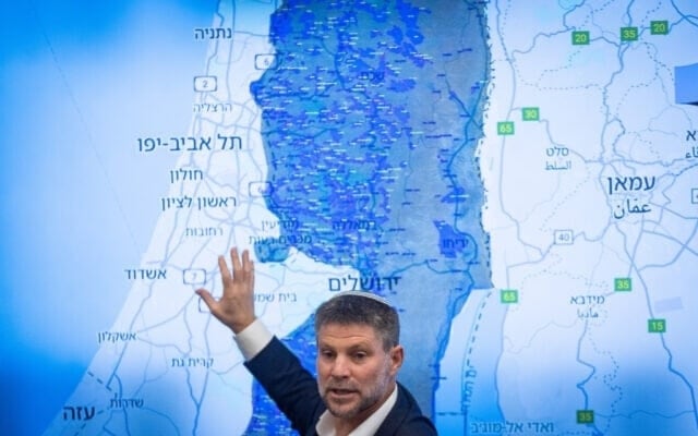 سموتريتش مستعرضاً خرائط ضم الضفة الغربية (وسائل إعلام إسرائيلية)