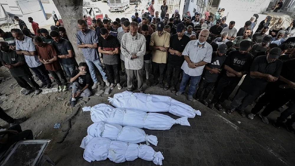 فلسطينيون يؤدّون الصلاة على جثامين أقربائهم الذين استُشهدوا في هجوم إسرائيلي، في مستشفى الشفاء بمدينة غزة، بتاريخ 3 أيلول/سبتمبر 2025 (الأناضول)
