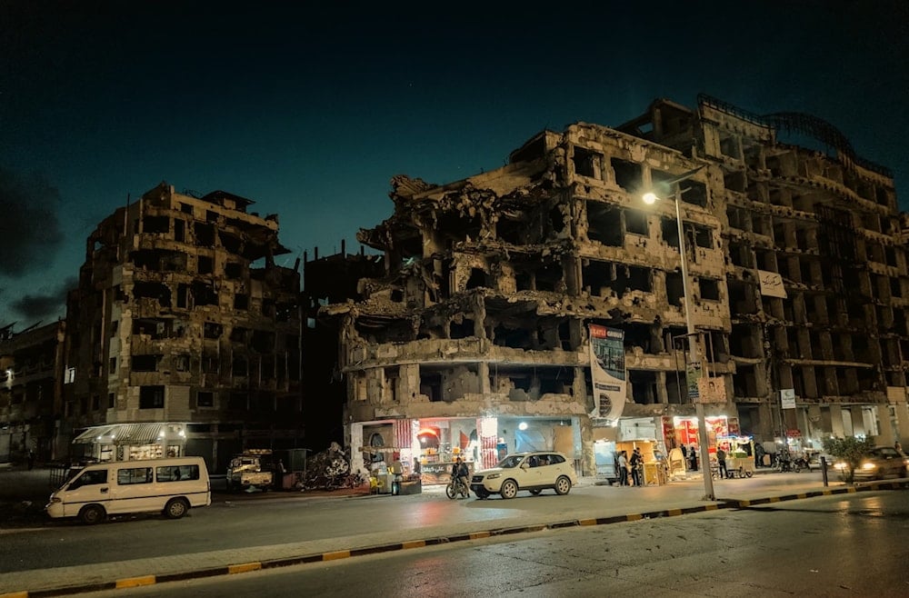 مبنى مدمر جزئياً في مدينة حمص