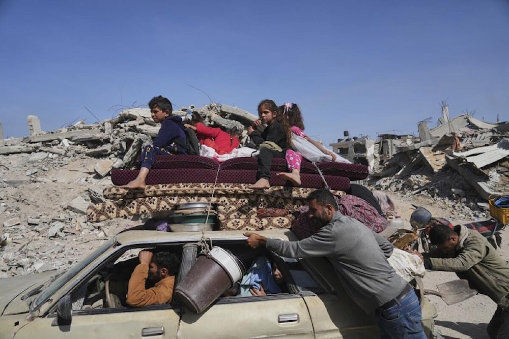 نازحون فلسطينيون فروا من بيت لاهيا بسبب الاعتداءات الإسرائيلية المكثفة إلى جباليا شمالي قطاع غزة (أسوشيتد برس)