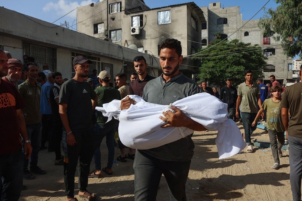 نقل جثمان شهيد ارتقى في القصف الإسرائيلي على مدينة غزة (AFP)