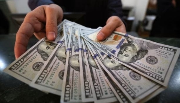 الدولار يتراجع وسط توتر سوق السندات وضعف سوق العمل