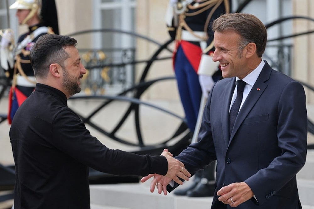 الرئيس الفرنسي إيمانويل ماكرون يستقبل الرئيس الأوكراني فولوديمير زيلينسكي لدى وصوله لحضور قمة 