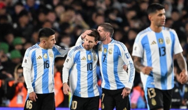 بالبكاء.. ميسي يودّع جماهير الأرجنتين بثنائية في شباك فنزويلا