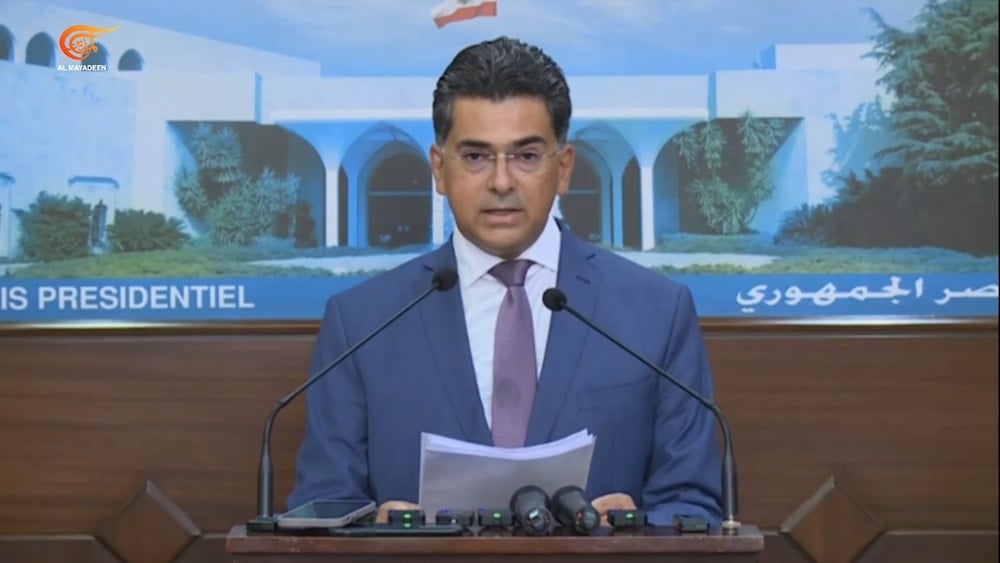وزير الإعلام اللبناني بول مرقص يتلو مقررات جلسة الحكومة بشأن خطة الجيش لصر السلاح