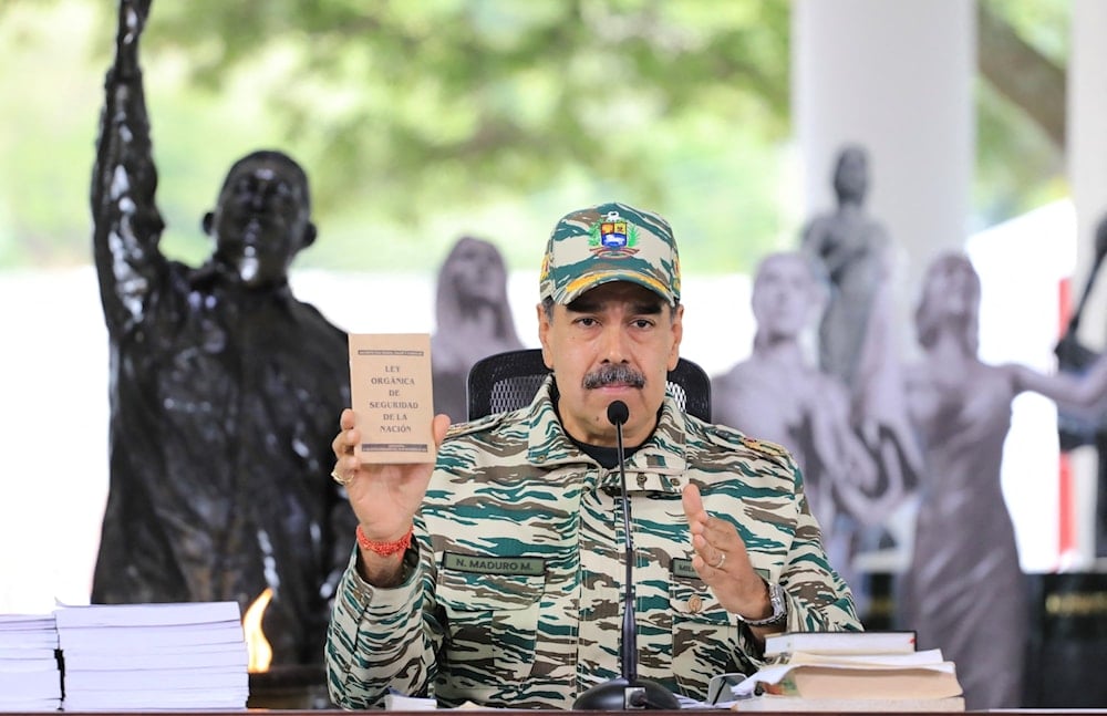الرئيس الفنزويلي، نيكولاس مادورو، خلال لقائه القيادة العسكرية العليا في كاراكاس، الجمعة (الرئاسة الفنزويلية - أ ف ب)