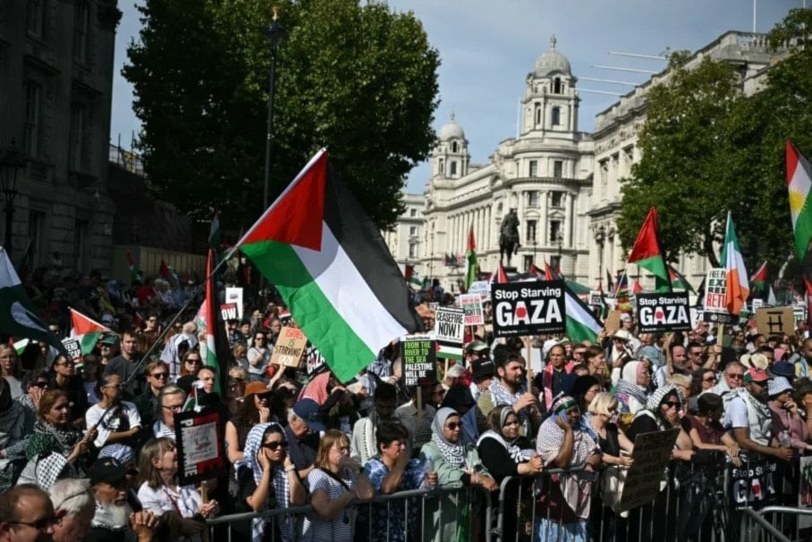 لافتات وأعلام فلسطينية خلال مسيرة تطالب بإنهاء جميع مبيعات الأسلحة لكيان الاحتلال وإنهاء تجويع الشعب الفلسطيني في غزة، في وسط لندن. المملكة المتحدة. (6 أيلول/سبتمبر 2025). (أ. ف. ب)