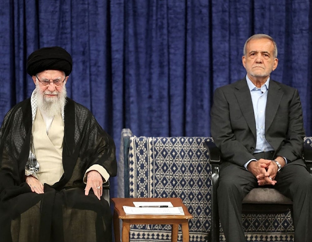 قائد الثورة والجمهورية الإسلامية في إيران، السيد علي خامنئي والرئيس مسعود بزشكيان (أرشيفية)