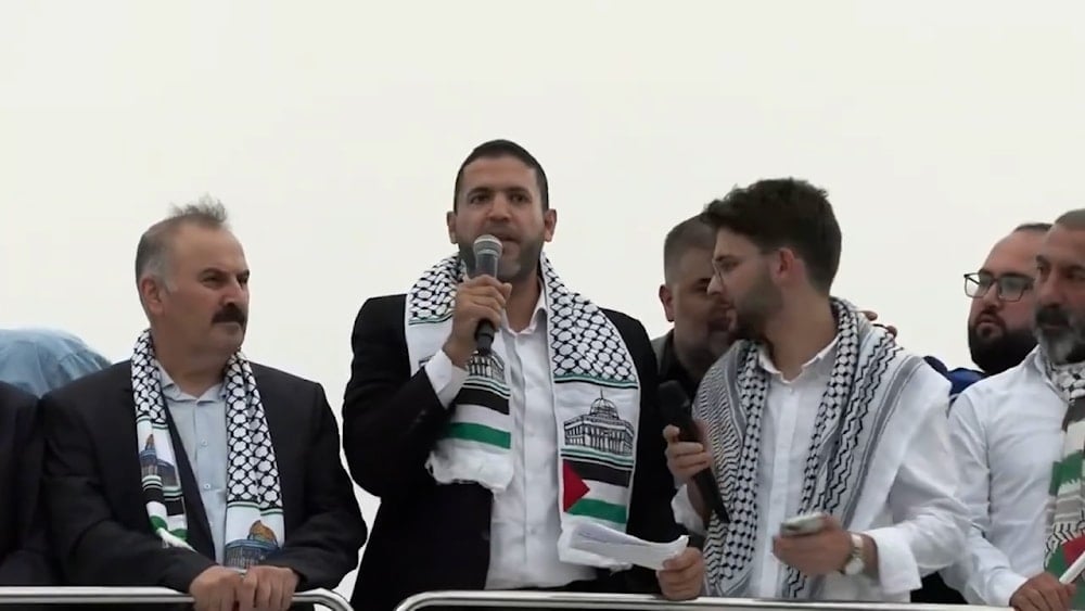 هاني الدالي يلقي كلمة عوائل الشهداء في غزة أثناء مسيرة تضامنية في إسطنبول. تركيا. 8 أيلول/سبتمبر 2025 (الميادين)