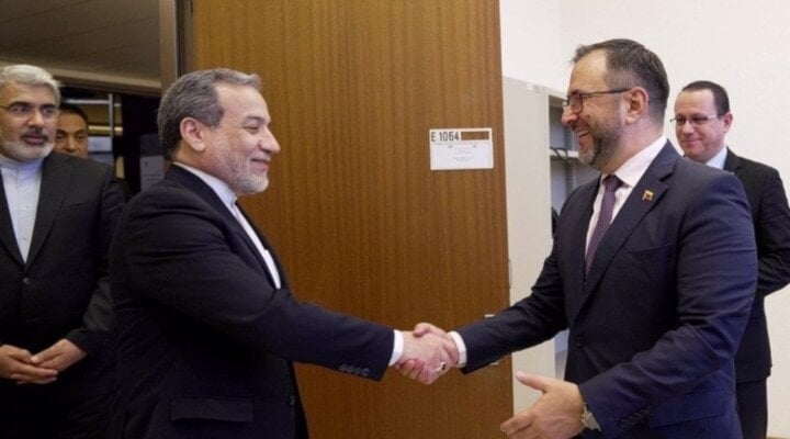 وزير الخارجية الفنزويلي، إيفان إدواردو جيل بينتو، يهنئ نظيره الإيراني، عباس عراقتشي بمناسبة الذكرى الخامسة والسبعين لإقامة العلاقات الدبلوماسية بين طهران وكراكاس. طهران. 9 آب/أغسطس 2025 (إرنا)