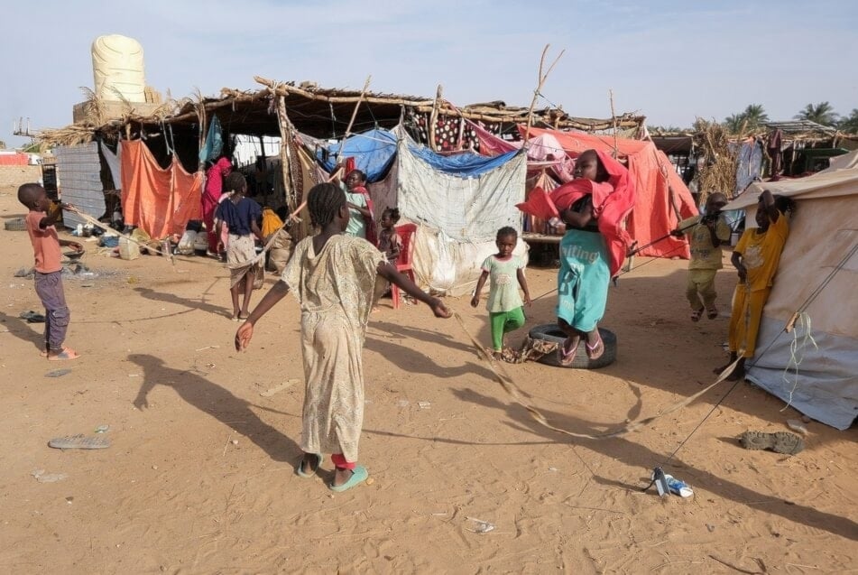 فتيات سودانيات نازحات فررن من القتال العنيف في الفاشر يلعبن في مخيم للنازحين في الدبة السودان (رويترز)